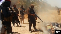 این تصاویر منسوب به گروه داعش است که گلوله‌باران دست‌جمعی ده‌ها تن را که دست‌هایشان بسته شده، نشان می‌دهد.