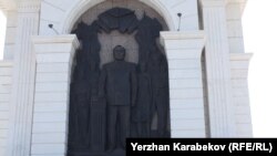 Барельеф Нурсултана Назарбаева в композиции монумента «Казах ели» в центре Астаны. Бронзовый барельеф называется: «Первый Президент и народ Казахстана».  Назарбаев изображен в момент его присяги, его рука лежит на Конституции страны. Астана, 4 июня 2015 года.    