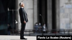 Իտալացի երգիչ Անդրեա Բոչելին Միլանի տաճարի դատարկ դահլիճում, 12-ը մարտի, 2020թ.