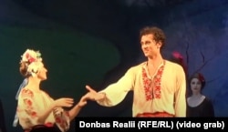 Олександр на сцені театру