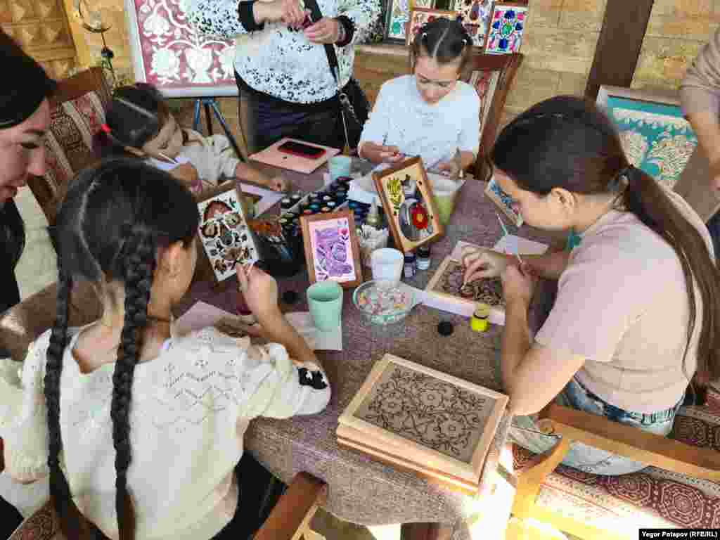 Balalar ustalarnıñ derslerinde faal iştirak etti, demek ki, esnaf inkişaf etecek