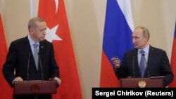 Ռուսաստանի նախագահ Վլադիմիր Պուտինը և Թուրքիայի նախագահ Ռեջեփ Էրդողանը Սոչիում բանակցություններից հետո համատեղ ասուլիսի ժամանակ, 22-ը հոկտեմբերի, 2019թ․