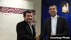 حسن موسوی، رییس سازمان میراث فرهنگی در کنار محمود احمدی نژاد، رییس جمهوری ایران