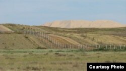 Қазақстан мен Қытай шекарасындағы темір торлы бағандар. (Көрнекі сурет)
