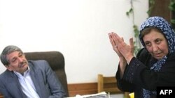 در هنگام حضور ماموران در دفتر وكالت خانم عبادى، او اعلام كرد كه در صورت انتشار هر نوع مطلب در خصوص موكلان خود كه به صورت امانت نزد او است اعلام خطر مي كند. (عکس: AFP)