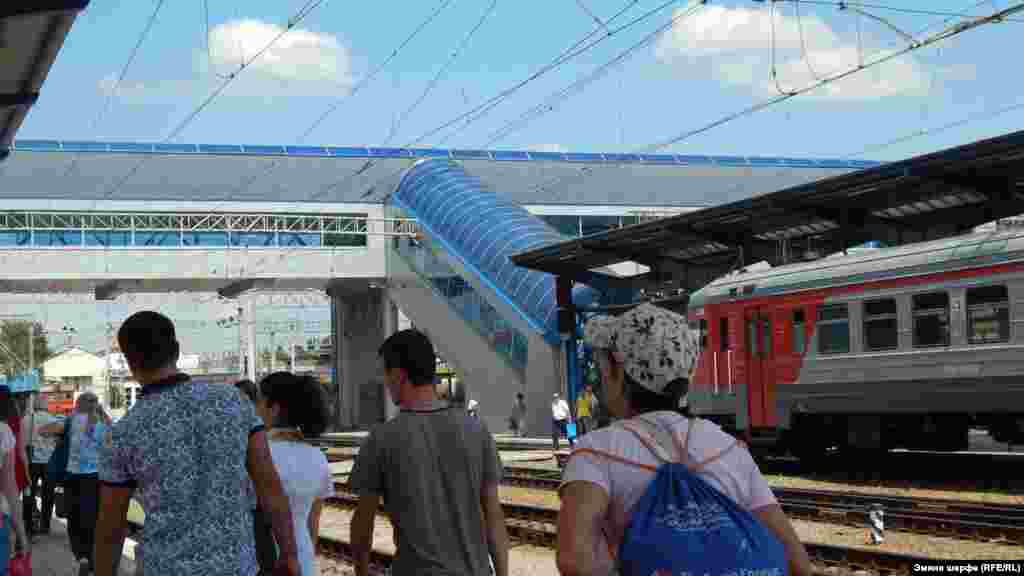 Hatlar üzerinde keçit köprü - konkors. Onı 2013 senesiniñ başında açtılar. O vaqıt onıñ qurılışı 35,7 million ğrıvnâğa çıqtı