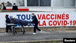 Виявити новий варіант було складно: у пацієнтів зустрічалися типові симптоми для COVID-19, проте всі проведені тести давали негативний результат.