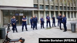 Полицаи охраняват сградата на "ДПС - Ново начало" по време на протеста в четвъртък.