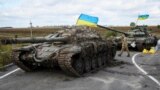 Архіўнае ілюстрацыйнае фота. Украінскі вайсковец каля расейскіх танкаў, захопленых падчас наступу Ўзброеных сілаў Украіны, каля гораду Ізюм Харкаўскай вобласьці. 19 верасьня 2022 году