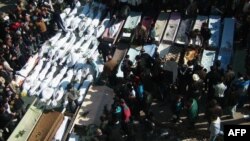 عکس دریافتی از تشییع جنازه کشته شدگان روز جمعه در شهر حمص.