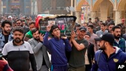 سوگواران پیکر نوجوان ۱۷ ساله‌ای که در اعتراضات کشته شده را در شهر نجف به خاک می‌سپرند