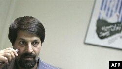 عمادالدین باقی رییس انجمن دفاع از حقوق زندانیان است.