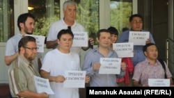 Журналистер  мен белсенділер «Трибуна» газетіне қарсы шағымды қараған  Медеу аудандық соты алдында тұр. Алматы, 11 шілде 2016 жыл. 