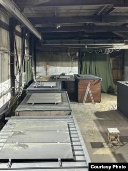 Спачатку дроны былі схаваныя ў камплекты мабільных дамкоў. Фота СБУ.