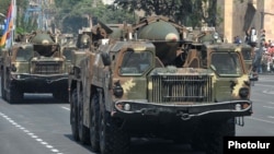 Армения -- Во время военного парада в Ереване демонстрируются баллистические ракеты 9K72 (Scud-B) (архив)