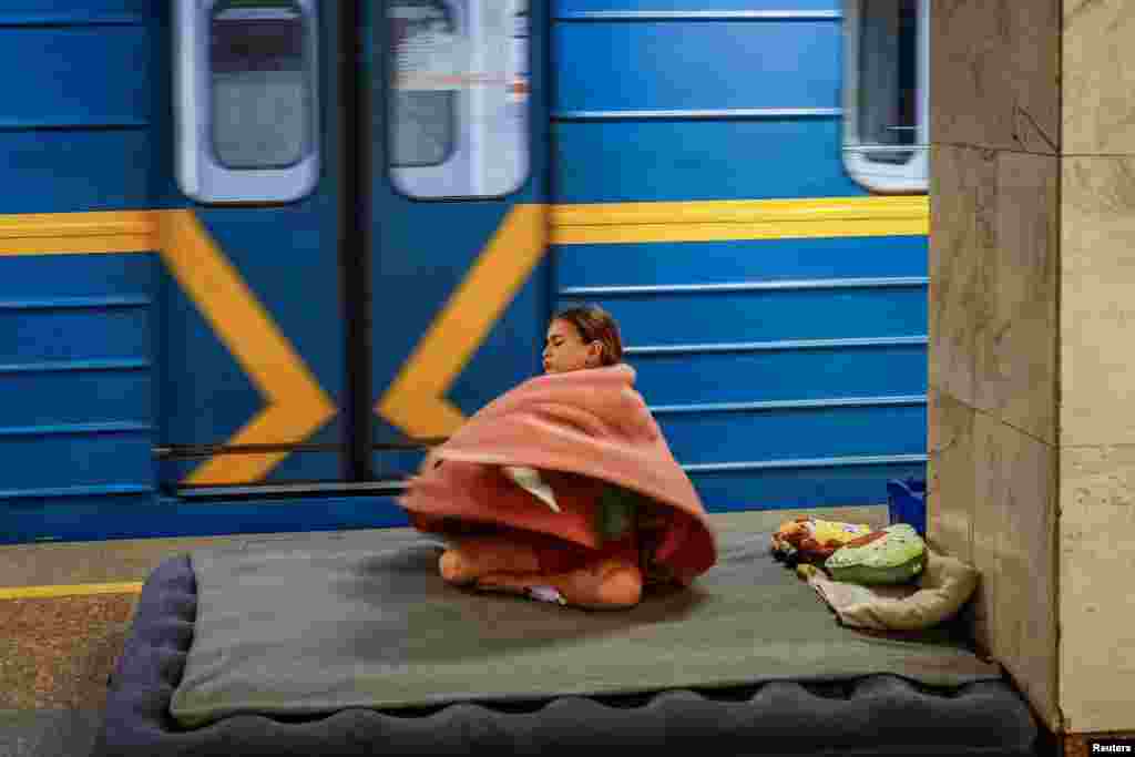 Девочка накрывается одеялом, укрываясь на станции метро во время воздушной тревоги в связи с нападением России на Украину, в Киеве, Украина, 8 июля 2025 года. REUTERS/Alina Smutko