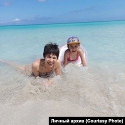 Талия и Алиса на Кубе