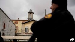 Түрк полициясы Санта-Мария чиркөөсүнүн жанында күзөттө турат. Стамбул, Түркия. 28-январь, 2024-жыл.