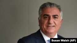 شاهزاده رضا پهلوی خطاب به خامنه‌ای نوشت: «یاوه‌هایت لرزان‌تر و پایه‌های بیتِ شومَت سُست‌تر از آنند، که نیازی به طولانی‌کردن سخن داشته‌ باشد».