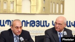 Член Совета по развитию малого и среднего предпринимательства, координатор общественной организации «Сеть защиты деловых интересов» Гагик Погосян (слева) на пресс-конференции в пресс-центре правительства Армении, Ереван, 2 ноября 2011 г.