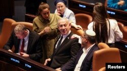 بنیامین نتانیاهو، نخست‌وزیر اسرائیل، و ایتمار بن‌گویر، وزیر امنیت ملی، در صحن کنست