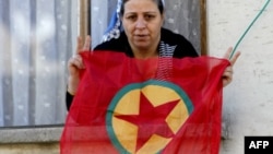 Жінка з прапором угруповання «Робітнича партія Курдистану» в місті Діярбакирі в Туреччині, архівне фото