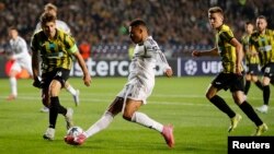 "Қайрат" ойыншылары "Реал" шабуылшысы Килиан Мбаппені (ортада) тоқтауға тырысып жатыр. Алматы. 30 қыркүйек 2025 жыл. 