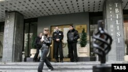 Охрана у входа в гостевой дом грузинского посольства в Москве