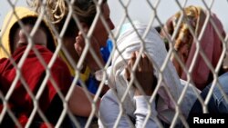 پناهجویان که توانسته‌اند از قایق‌های چوبی جان سالم به در ببرند، عصر پنجشنبه به بندر پورتو امپدوچله در سیسیلی در ایتالیا رسیدند.