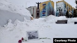 Цветы и фотография Алексея Навального. Мемориальная акция в Прокопьевске, которую провел Андрей Новашов