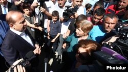 Премьер-министр Армении Овик Абрамянбеседует с жителями села Гарни, 21 мая  2016 г․