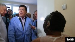 Доржи Батомункуев во время посещения Донецкого ожогового центра Иосифом Кобзоном.