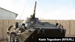 Бронетранспортер во  дворе управления внутренних дел города  Жанаозен Мангистауской области. 21 декабря 2011 года.