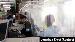 У США продовжують відновлювати роботу підприємства по всій країні, попри виявлення щодня близько 23 тисяч нових випадків COVID-19