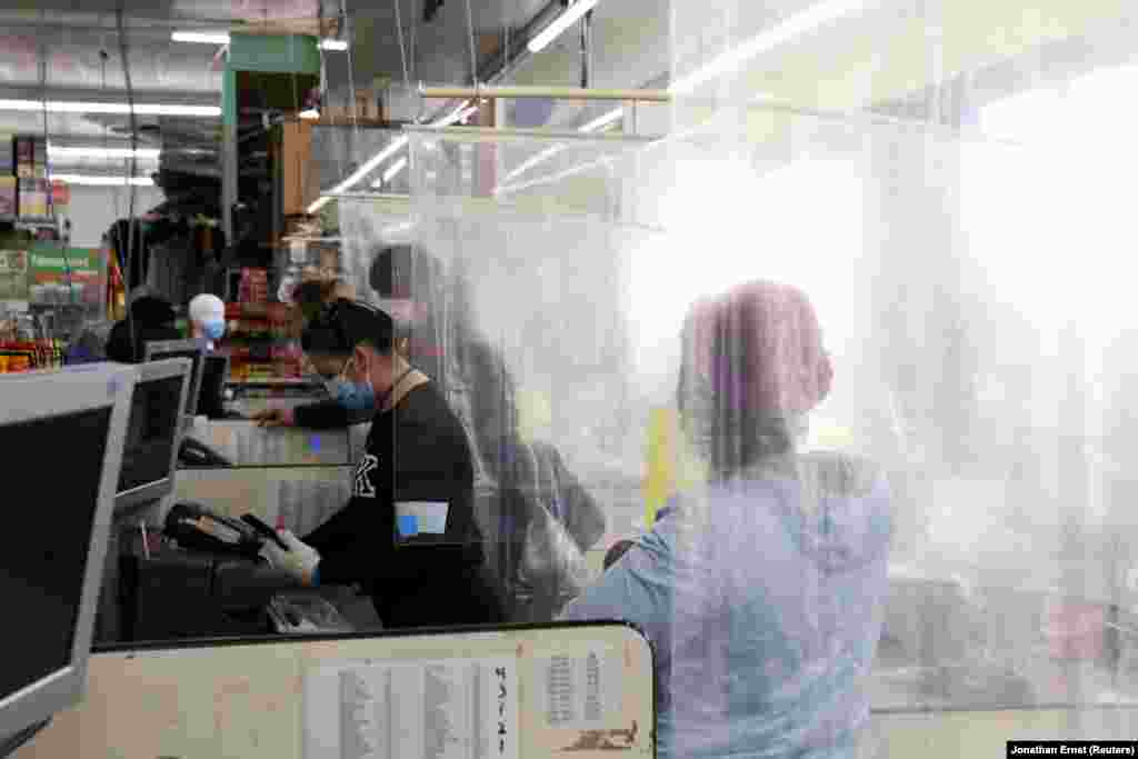 У штаті Меріленд в США касирів одного з торговельних центрів від зараження захищають завіси з оргскла