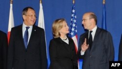 Слева направо: Глава МИД России Сергей Лавров, госсекретарь США Хиллари Клинтон, министр иностранных дел Франции Ален Жюппе в Париже во время встречи «Большой восьмерки», 14 марта 2011 г.  

