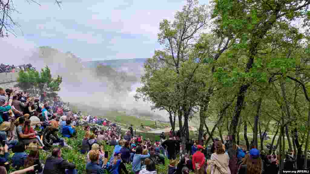 Seyirciler rekonstruktsiyanı caplarda seyir ete edi
