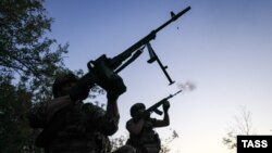 За даними мера, чоловіка поранено кулею ППО в живіт. Влада закликала місцевих жителів перебувати подалі від вікон і не виходити на вулицю під час роботи ППО 