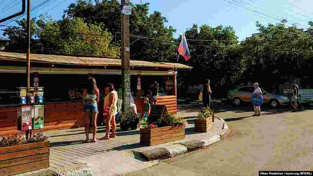 Zemaneviy Qırımnıñ mıtlaq sıq rastkelgen alâmeti - rusiye bayrağı