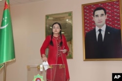 Портрет президента Сердара Бердымухамедова на избирательном участке в Ашхабаде, 26 марта 2023 года, фото AP