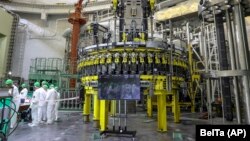 Беларусьте "Росатом" салған Островец атом электр станциясының алғашқы реакторын іске қосу барысы.