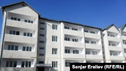 Оштогу жаңы курулган үйлөрдүн бири