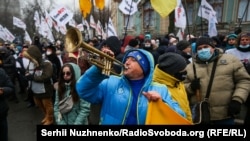 На акцію зібралися кілька тисяч людей, вранці вони перешкоджали депутатам, які збиралися на засідання парламенту, повідомляє кореспондент Радіо Свобода