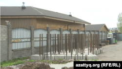 Ограждение «конюшни президента» в Астане. 28 апреля 2025 года