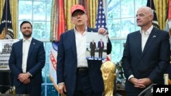 دونالد ترامپ در کاخ سفید عکسی از دیدار خود با پوتین در آلاسکا را نشان داد و گفت رئیس‌جمهور روسیه خواهان حضور در جام جهانی ۲۰۲۶ در آمریکا است