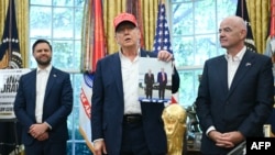  Трамп 22-августта Ак үйдө Эл аралык футбол федерациясынын президенти Жанни Инфантино менен жолугушууда. 