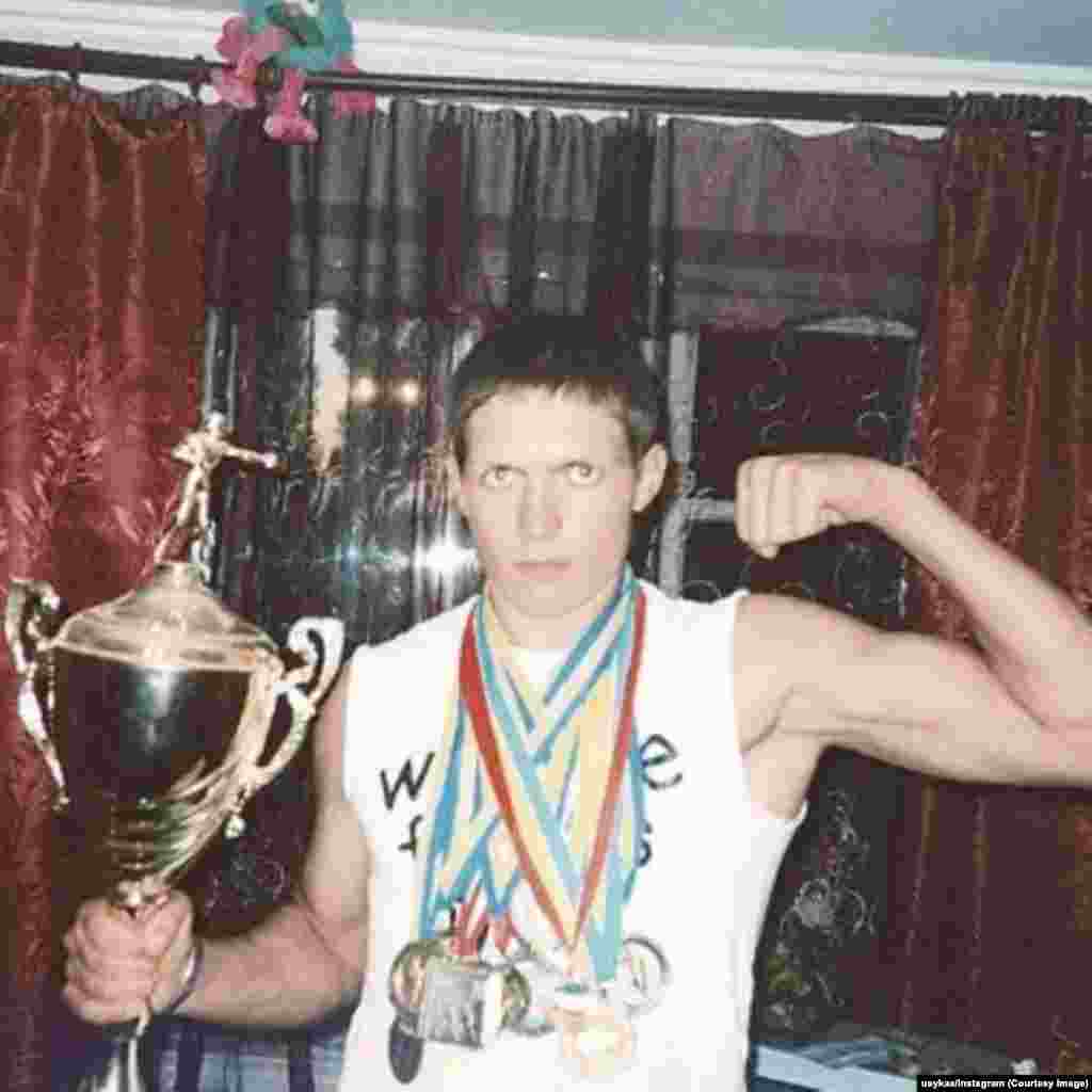 Вусік зь некаторымі са сваіх раньніх баксэрскіх мэдалёў.Спартовец расказвае, што ў дзяцінстве паабяцаў маці, што аднойчы купіць вялікі дом, дзе ўся сям'я зможа жыць разам. «Гэтымі рукамі я зраблю ўсё, што ў маіх сілах, каб табе больш не давялося працаваць, мая дарагая мама», — сказаў ён маці.
