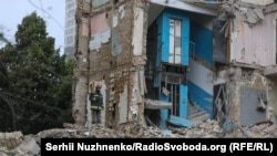 Руїни знищеного російською ракетою під'їзду багатоповерхівки в Солом'янському районі Києва, деблокування тіл загиблих, 17 червня 2025 року