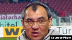 با رفتن فلیکس ماگات، تا پايان اين فصل هيتزفلد، مربی پيش از ماگات، سکان اين تيم را در دست خواهد گرفت