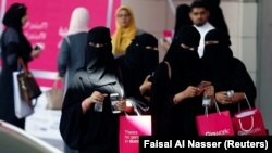 زنان در یک نمایشگاه در ریاض (عکس از آرشیو).